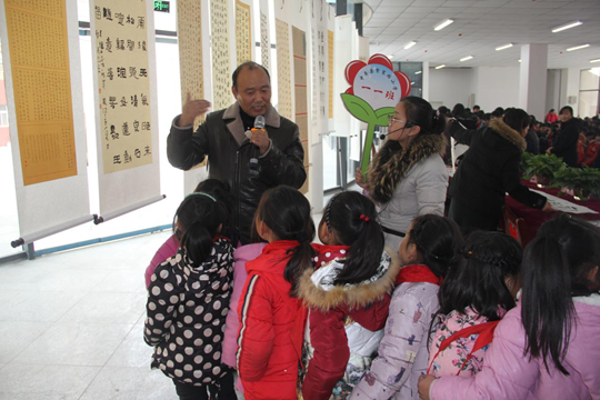 王泉水老师带领师生欣赏书法作品